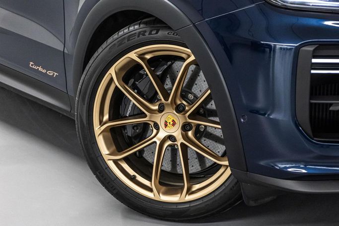 Подержанный Porsche Cayenne S Coupé III, 2.9 л, 2024 в Дубае от PUPIL OF FATE MOTORS Синий цвет. GCC | AUTO.AE