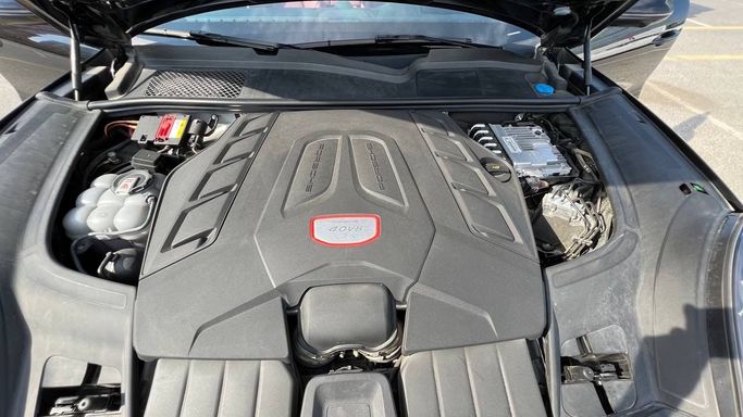 Подержанный Porsche Cayenne GTS III, 4.0 л, 2022 в Дубае Черный цвет. GCC | AUTO.AE
