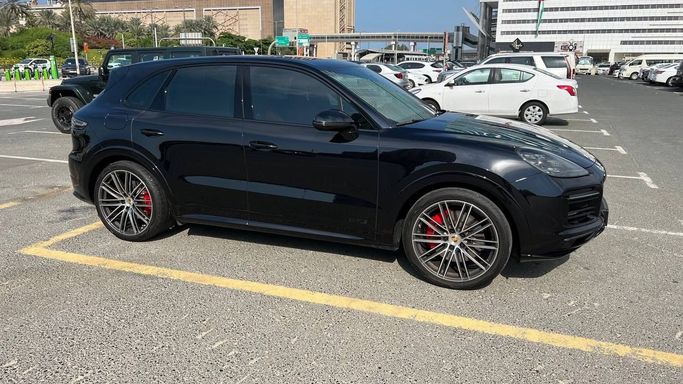 Подержанный Porsche Cayenne GTS III, 4.0 л, 2022 в Дубае Черный цвет. GCC | AUTO.AE