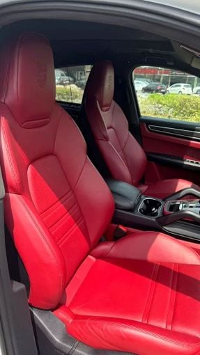 مستعملة Porsche Cayenne Coupé III, 3.0 l, 2022 في في دبي من Alta Class Motors، اللون أبيض. مواصفات الخليج | AUTO.AE
