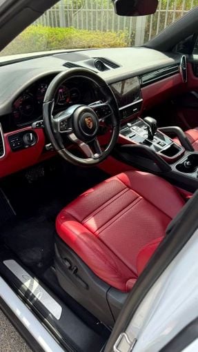 مستعملة Porsche Cayenne Coupé III, 3.0 l, 2022 في في دبي من Alta Class Motors، اللون أبيض. مواصفات الخليج | AUTO.AE
