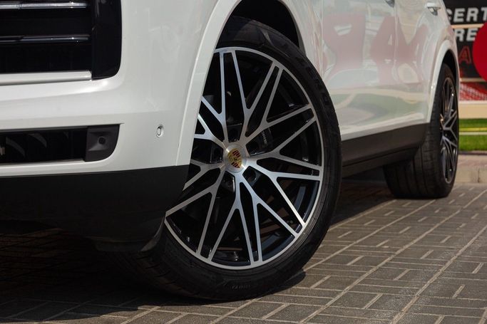 Подержанный Porsche Cayenne Coupé III Рестайлинг, 3.0 л, 2024 в Дубае от Linda Cars Белый цвет. GCC | AUTO.AE