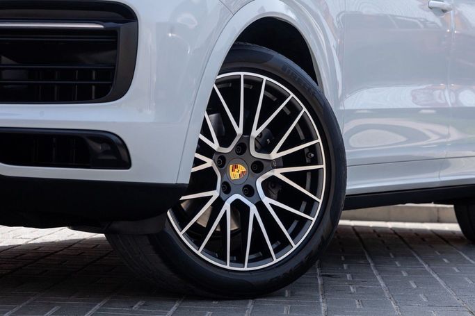 Подержанный Porsche Cayenne Coupé III, 3.0 л, 2022 в Дубае от Linda Cars Белый цвет. GCC | AUTO.AE
