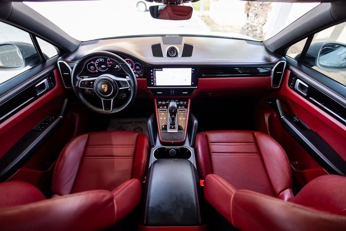 Подержанный Porsche Cayenne Coupé III, 3.0 л, 2022 в Дубае от Linda Cars Белый цвет. GCC | AUTO.AE