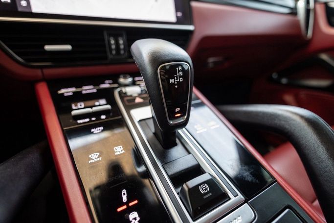 Подержанный Porsche Cayenne Coupé III, 3.0 л, 2022 в Дубае от Linda Cars Белый цвет. GCC | AUTO.AE