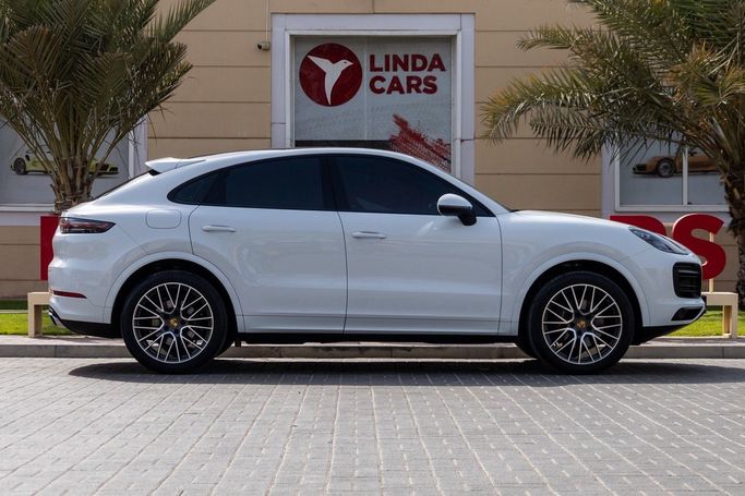 Подержанный Porsche Cayenne Coupé III, 3.0 л, 2022 в Дубае от Linda Cars Белый цвет. GCC | AUTO.AE