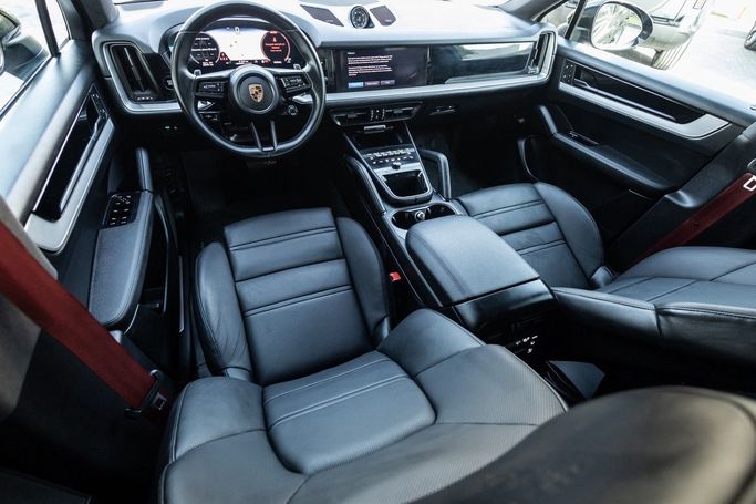 Подержанный Porsche Cayenne Coupé III Рестайлинг, 3.0 л, 2024 в Дубае от Linda Cars Черный цвет. GCC | AUTO.AE