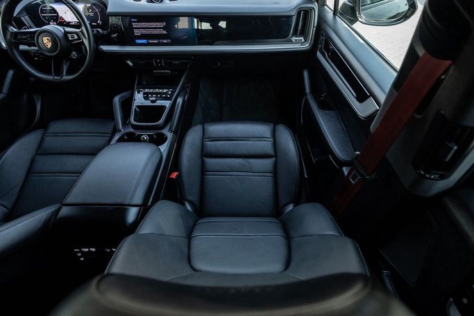 Подержанный Porsche Cayenne Coupé III Рестайлинг, 3.0 л, 2024 в Дубае от Linda Cars Черный цвет. GCC | AUTO.AE