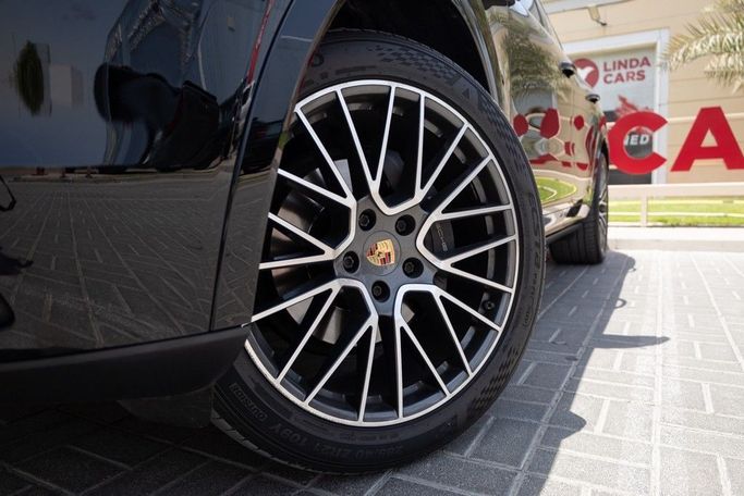 Подержанный Porsche Cayenne III, 3.0 л, 2021 в Дубае от Linda Cars Черный цвет. GCC | AUTO.AE