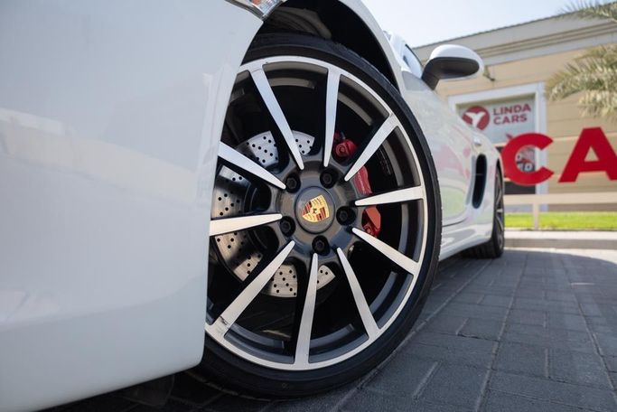 Used Porsche Cayman S II (981), 3.4 l, 2015 in Dubai by Linda Cars, White color. GCC Specs | AUTO.AE