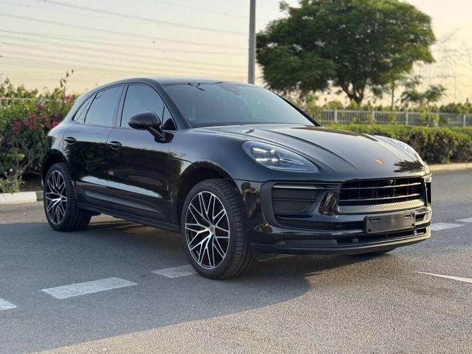 Подержанный Porsche Macan I Рестайлинг 2, 2.0 л, 2024 в Дубае от Royal Motors Черный цвет. GCC | AUTO.AE