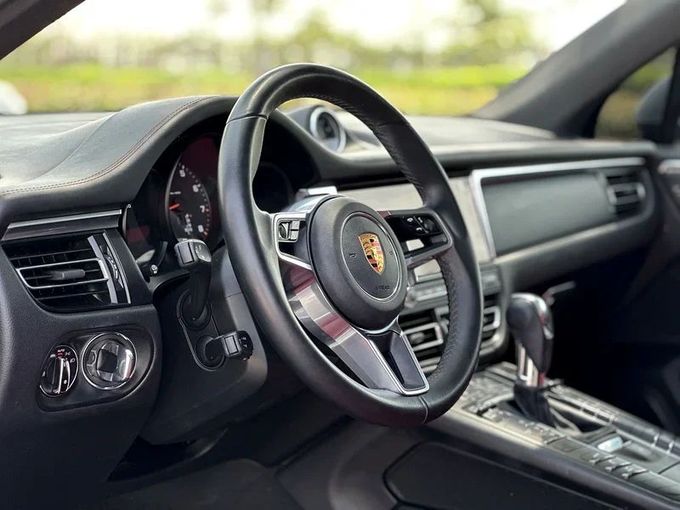 مستعملة Porsche Macan I تجميل الوجه, 2.0 l, 2020 في في دبي من Alta Class Motors، اللون أبيض. مواصفات الخليج | AUTO.AE