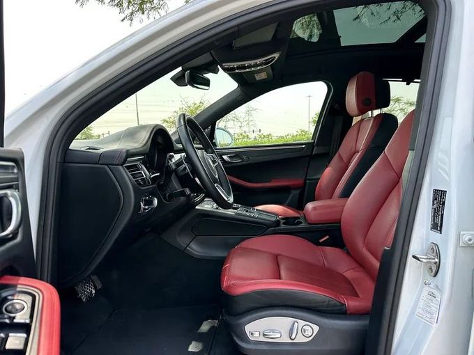 مستعملة Porsche Macan I تجميل الوجه, 2.0 l, 2020 في في دبي من Alta Class Motors، اللون أبيض. مواصفات الخليج | AUTO.AE