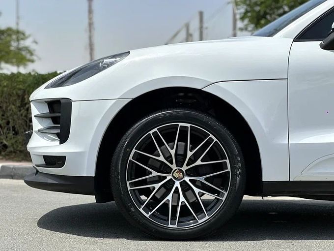 مستعملة Porsche Macan I تجميل الوجه, 2.0 l, 2020 في في دبي من Alta Class Motors، اللون أبيض. مواصفات الخليج | AUTO.AE