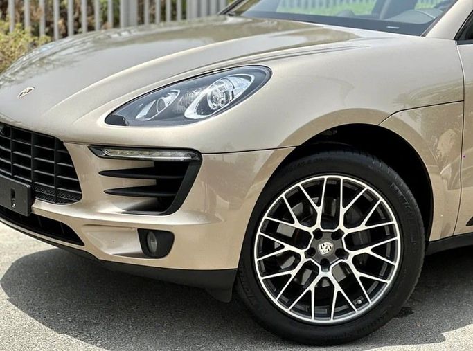 جديدة Porsche Macan I تجميل الوجه, 2.0 l, 2018 في في دبي من Alta Class Motors، اللون ذهبي. أخرى | AUTO.AE