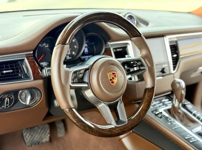 جديدة Porsche Macan I تجميل الوجه, 2.0 l, 2018 في في دبي من Alta Class Motors، اللون ذهبي. أخرى | AUTO.AE