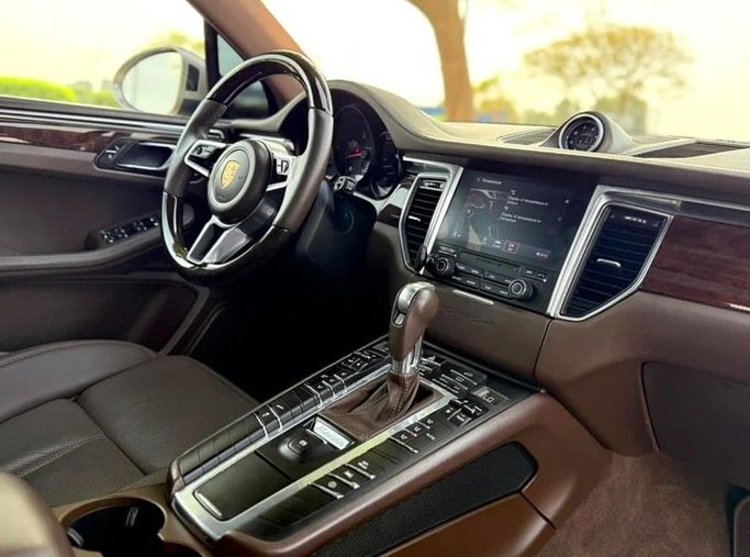 جديدة Porsche Macan I تجميل الوجه, 2.0 l, 2018 في في دبي من Alta Class Motors، اللون ذهبي. أخرى | AUTO.AE