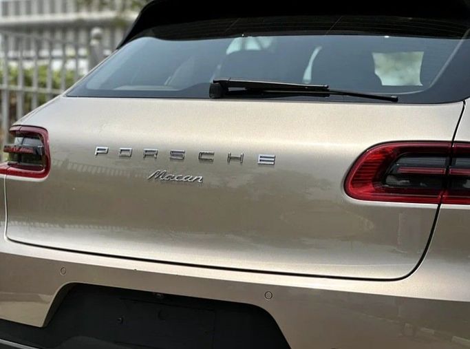 جديدة Porsche Macan I تجميل الوجه, 2.0 l, 2018 في في دبي من Alta Class Motors، اللون ذهبي. أخرى | AUTO.AE
