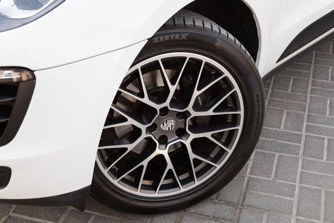 Used Porsche Macan I, 2.0 l, 2018 in Dubai by Linda Cars, White color. GCC Specs | AUTO.AE
