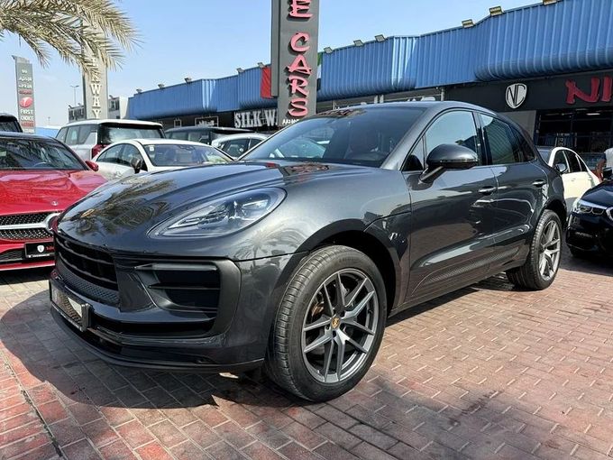 Подержанный Porsche Macan I Рестайлинг 2, 2.0 л, 2022 в Дубае от Nice Cars Motos Серый цвет. GCC | AUTO.AE