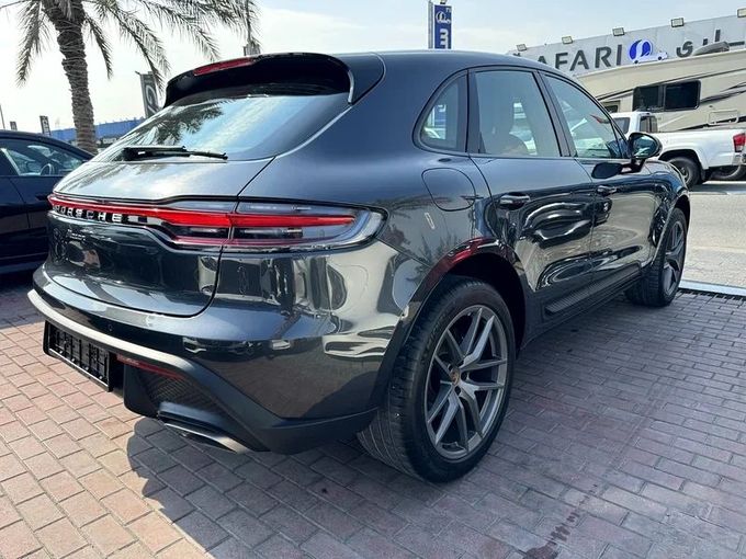 Подержанный Porsche Macan I Рестайлинг 2, 2.0 л, 2022 в Дубае от Nice Cars Motos Серый цвет. GCC | AUTO.AE