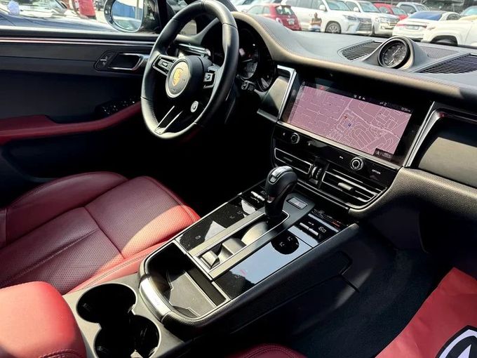 Подержанный Porsche Macan I Рестайлинг 2, 2.0 л, 2022 в Дубае от Nice Cars Motos Серый цвет. GCC | AUTO.AE