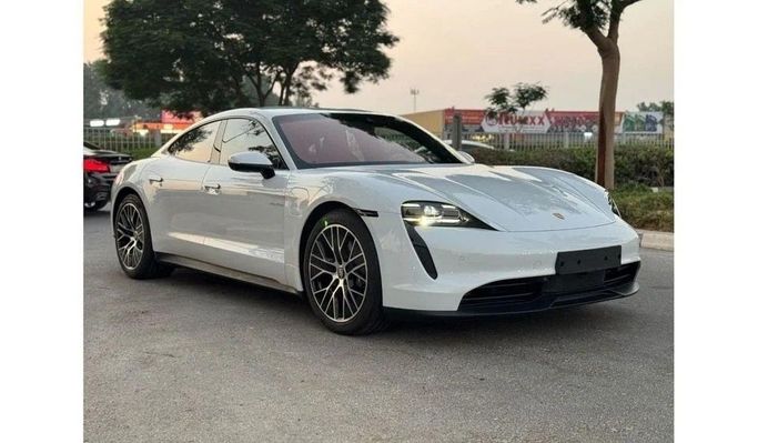Новый Porsche Taycan 4S I, 2023 в Дубае от Royal Motors Белый цвет. GCC | AUTO.AE