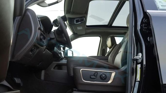 New RAM 1500 Crew Cab V Facelift, 3.0 l, 2025 in Dubai by Auto Max Group, Black color. GCC Specs | AUTO.AE