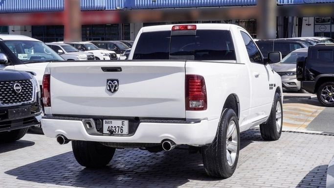 Подержанный RAM 1500 IV (DS/DJ), 5.7 л, 2015 в Дубае от Lahbab Motors Белый цвет. Европейская | AUTO.AE