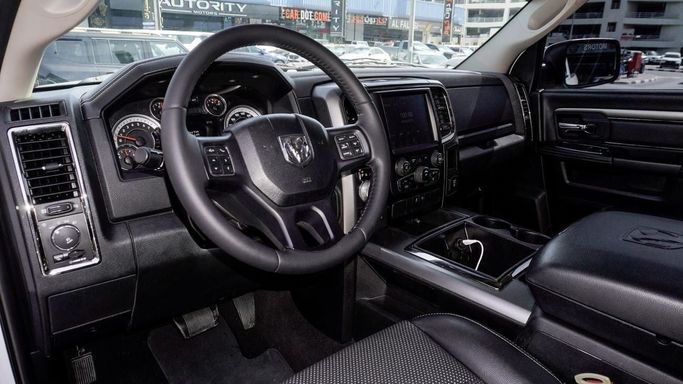 Подержанный RAM 1500 IV (DS/DJ), 5.7 л, 2015 в Дубае от Lahbab Motors Белый цвет. Европейская | AUTO.AE