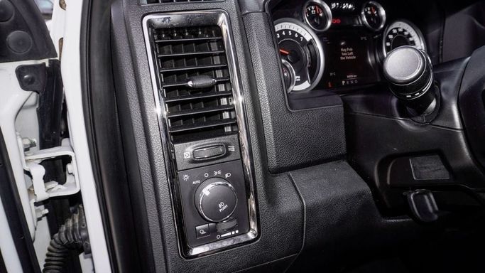Подержанный RAM 1500 IV (DS/DJ), 5.7 л, 2015 в Дубае от Lahbab Motors Белый цвет. Европейская | AUTO.AE