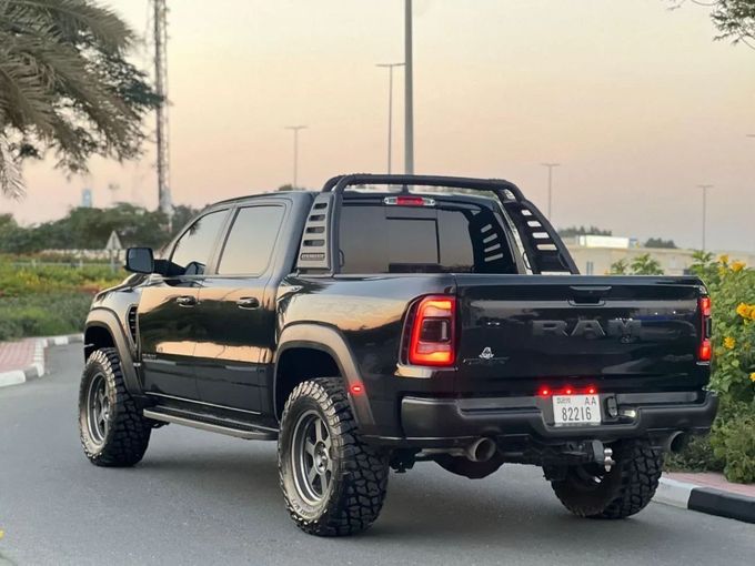 Подержанный RAM 1500 Crew Cab TRX V, 6.2 л, 2022 в Дубае от Drivenchy Motors Черный цвет. Американская | AUTO.AE