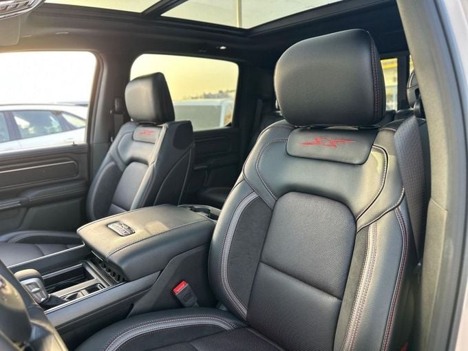 Новый RAM 1500 V Рестайлинг, 3.0 л, 2025 в Дубае от Orient Auto FZE Бежевый цвет. Канадская | AUTO.AE