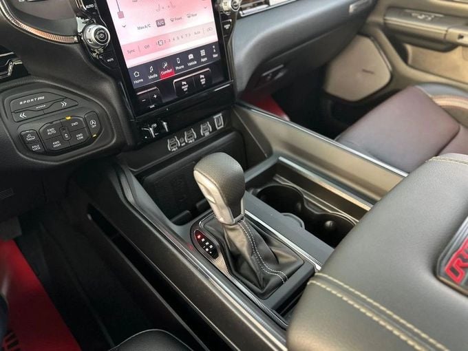 Новый RAM 1500 V Рестайлинг, 3.0 л, 2025 в Дубае от Orient Auto FZE Бежевый цвет. Канадская | AUTO.AE