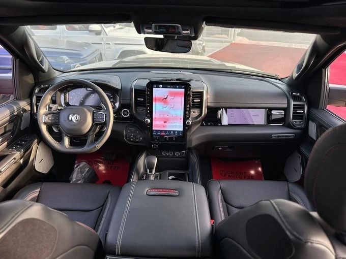 Новый RAM 1500 V Рестайлинг, 3.0 л, 2025 в Дубае от Orient Auto FZE Бежевый цвет. Канадская | AUTO.AE