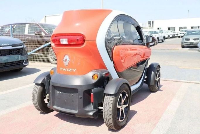 Подержанный Renault Twizy, 2017 в Дубае от Top Euro Cars Оранжевый цвет.  | AUTO.AE