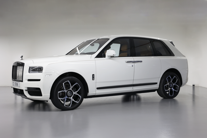 Rolls-Royce Cullinan I, 2022 внедорожник 5 дв. бизнес класса в Дубае от POF RENTAL белый цвет | AUTO.AE