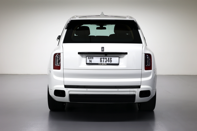 Rolls-Royce Cullinan I, 2022 внедорожник 5 дв. бизнес класса в Дубае от POF RENTAL белый цвет | AUTO.AE