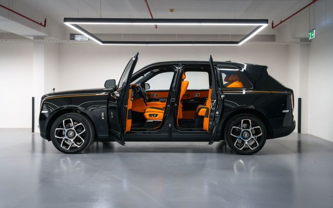 Rolls-Royce Cullinan I, 2022 внедорожник 5 дв. бизнес класса в Дубае от POF RENTAL черный цвет | AUTO.AE