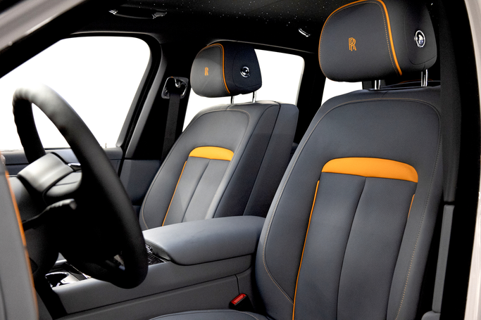 Rolls-Royce Cullinan I, 2023 внедорожник 5 дв. бизнес класса в Дубае от POF RENTAL серый цвет | AUTO.AE