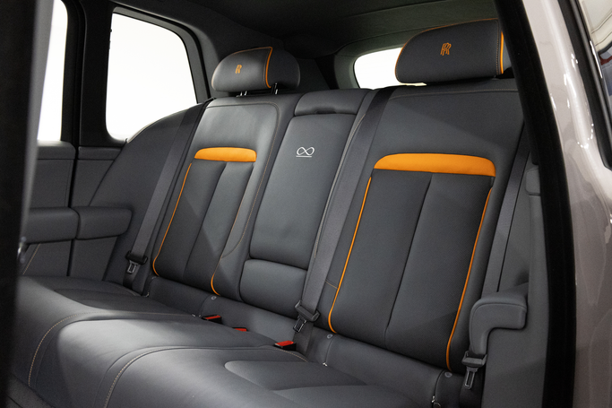 Rolls-Royce Cullinan I, 2023 внедорожник 5 дв. бизнес класса в Дубае от POF RENTAL серый цвет | AUTO.AE