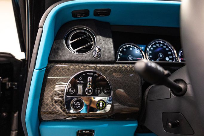 Rolls-Royce Cullinan I, 2023 внедорожник 5 дв. бизнес класса в Дубае от POF RENTAL черный цвет | AUTO.AE