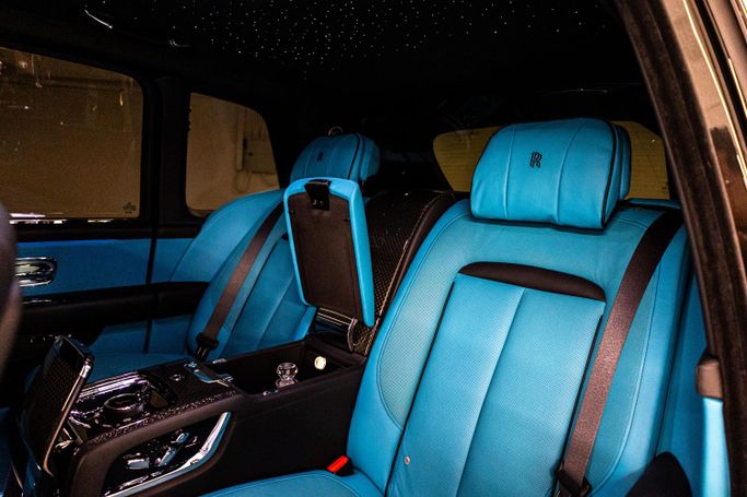Rolls-Royce Cullinan I, 2023 внедорожник 5 дв. бизнес класса в Дубае от POF RENTAL черный цвет | AUTO.AE