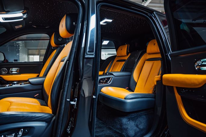 Rolls-Royce Cullinan I, 2023 внедорожник 5 дв. бизнес класса в Дубае от POF RENTAL черный цвет | AUTO.AE