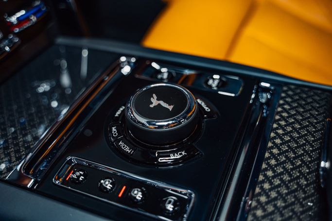 Rolls-Royce Cullinan I, 2023 внедорожник 5 дв. бизнес класса в Дубае от POF RENTAL черный цвет | AUTO.AE