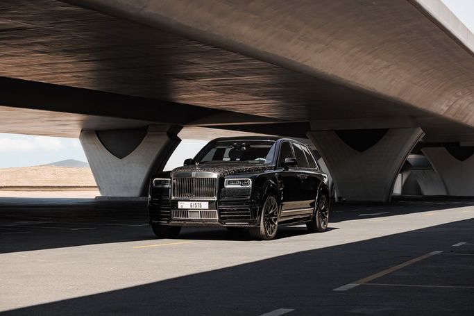 Rolls-Royce Cullinan Black Badge I, 2023 внедорожник 5 дв. бизнес класса в Дубае от AVA car rental черный цвет | AUTO.AE