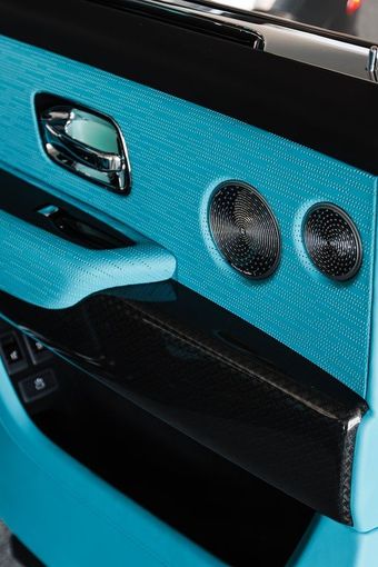 Rolls-Royce Cullinan Black Badge I, 2023 внедорожник 5 дв. бизнес класса в Дубае от AVA car rental черный цвет | AUTO.AE