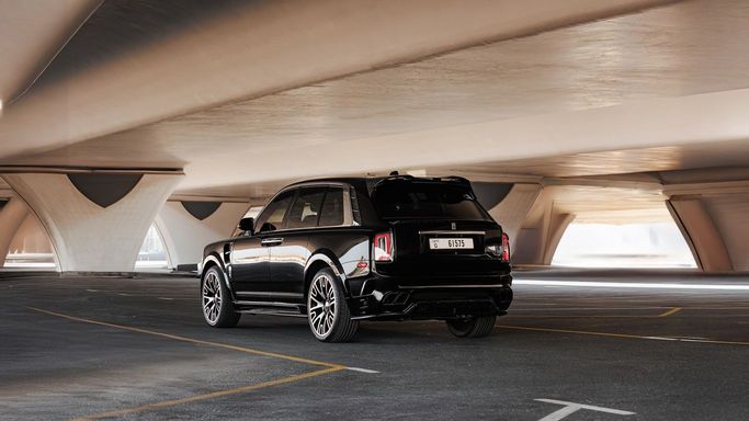 Rolls-Royce Cullinan Black Badge I, 2023 внедорожник 5 дв. бизнес класса в Дубае от AVA car rental черный цвет | AUTO.AE