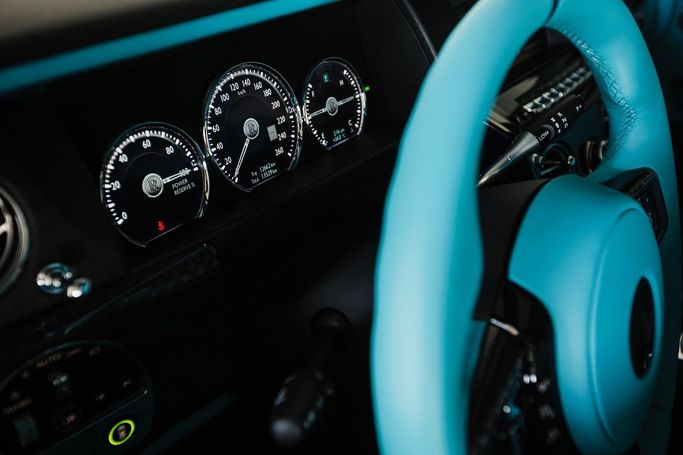 Rolls-Royce Cullinan Black Badge I, 2023 внедорожник 5 дв. бизнес класса в Дубае от AVA car rental черный цвет | AUTO.AE