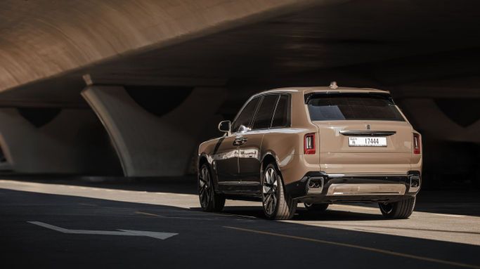 Rolls-Royce Cullinan Black Badge I, 2025 внедорожник 5 дв. бизнес класса в Дубае от AVA car rental коричневый цвет | AUTO.AE